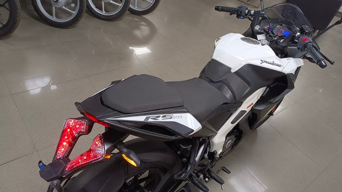 Bajaj Pulsar RS200, Bajaj Pulsar RS200 2025, Pulsar RS200 Features, Pulsar RS200 Top Speed, Youth Favorite Bike, New Pulsar 2025, Pulsar RS200 Engine, Pulsar RS200 Price, बजाज पल्सर RS200,